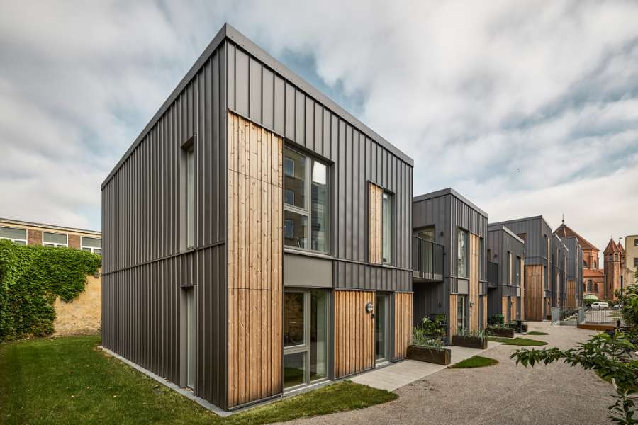 Steel profiles and wood united on the façade of modern homes in Aalborg, Badehusvej 1, 9000 Aalborg